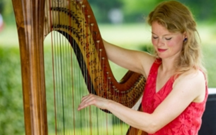 Suzanne Zijderveld speelt harp voor Hollandhuis